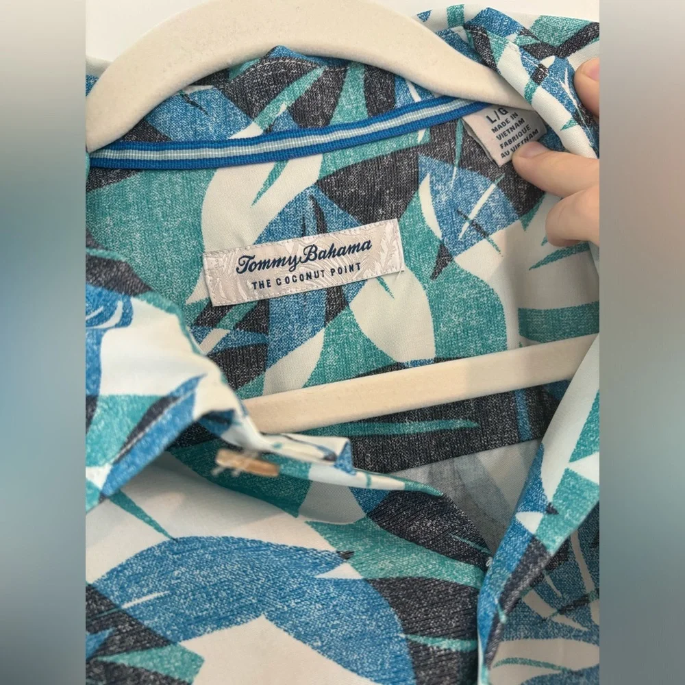 Tommy Bahamas Hawaiian shirt - Picture 3 of 5